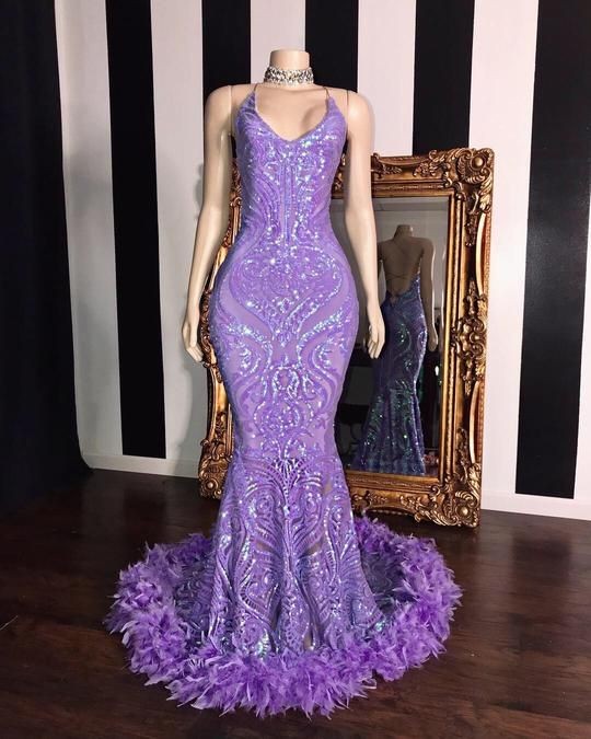 Vestido de baile sereia sem mangas com gola halter, lantejoulas e detalhe de penas