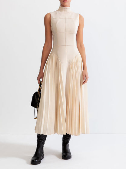 Vestido midi sin mangas con paneles plisados únicos 