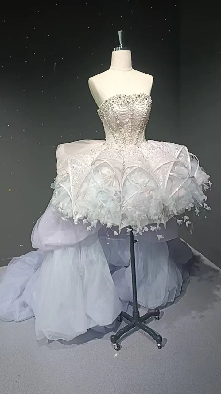 Vestido com botão de flor adornado com cristais e penas véu estrelado