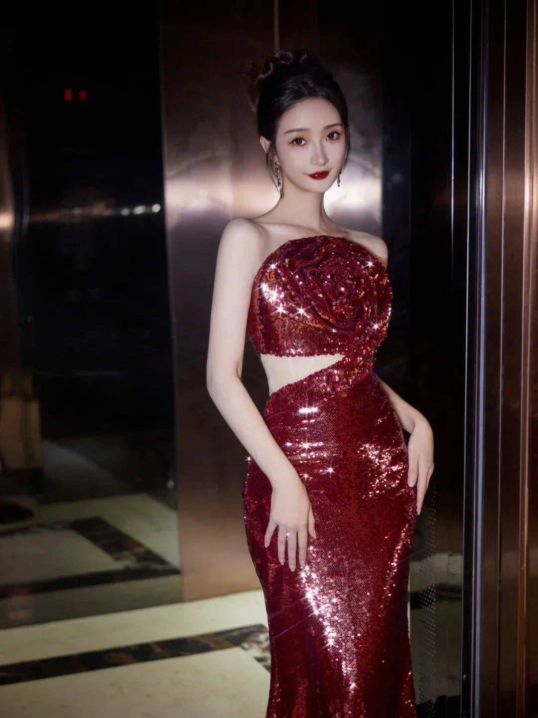 Robe de bal longue sirène bordeaux sans bretelles ornée de fleurs de rose en sequins Y8595