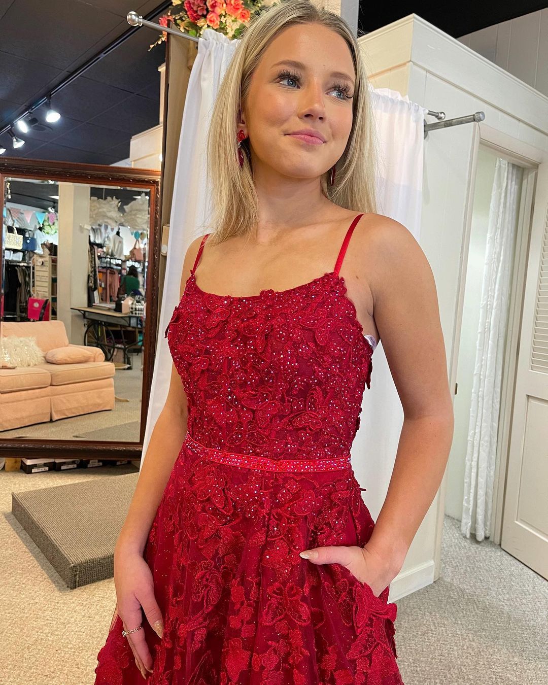 Vestidos de baile vermelhos em renda com decote redondo e corte em A, adornados com contas