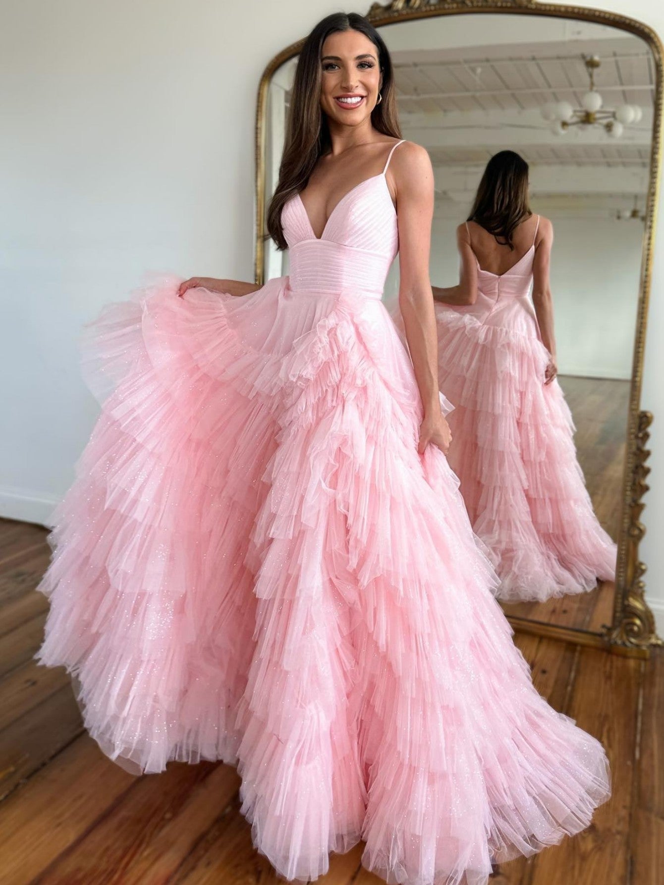 Vestido de fiesta de tul escalonado con tirantes finos y corte en A 