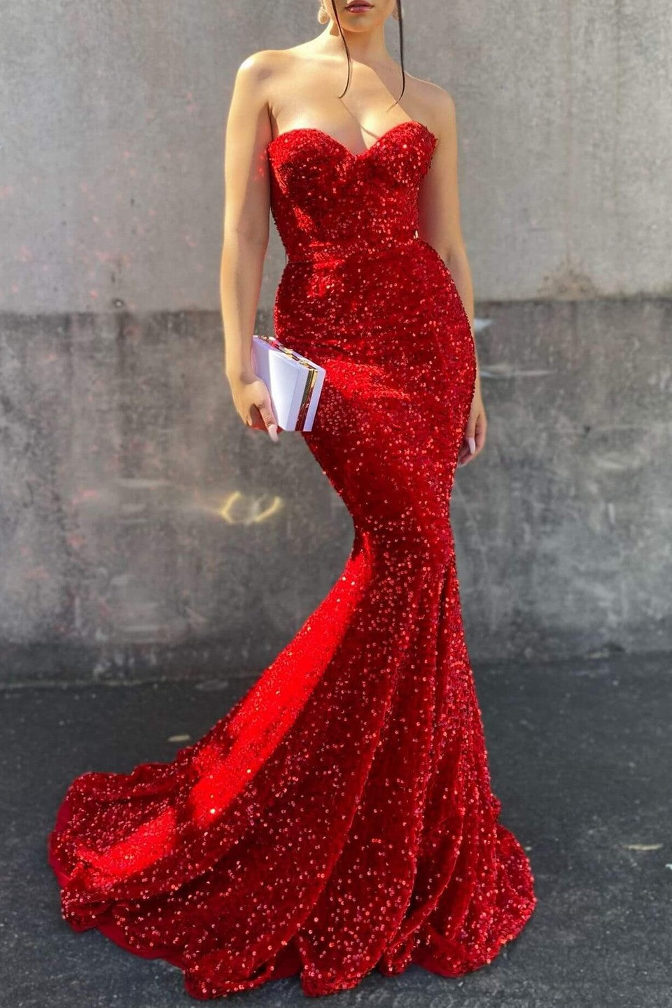 Elegante abito lungo da sera a sirena con scollo a cuore e paillettes, con balze