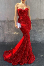 Elegante abito lungo da sera a sirena con scollo a cuore e paillettes, con balze