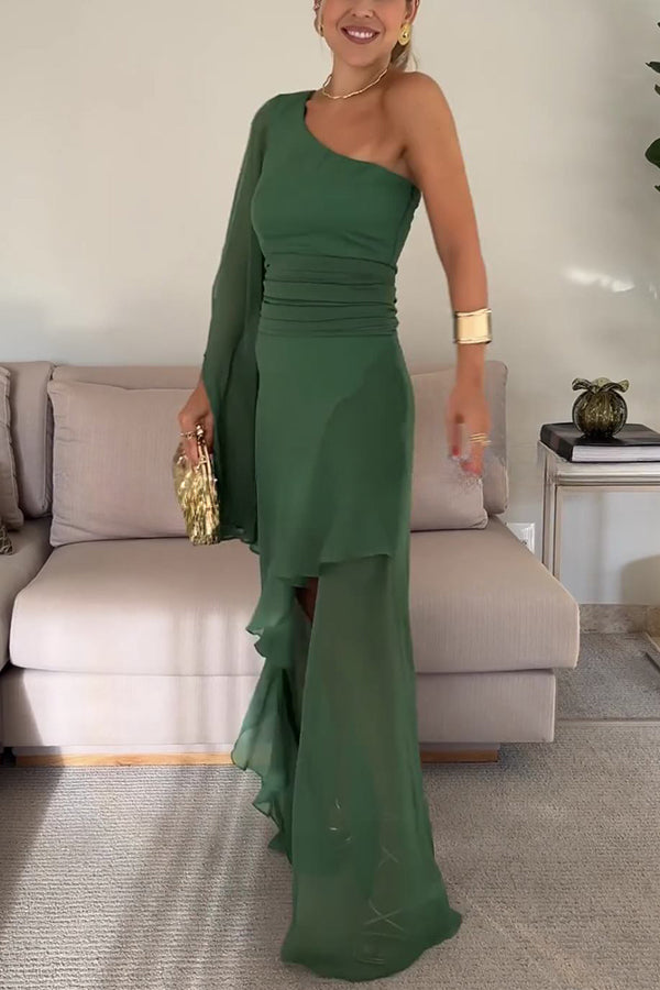 Vestido largo Party Pal de gasa con un solo hombro, mangas acampanadas y abertura 