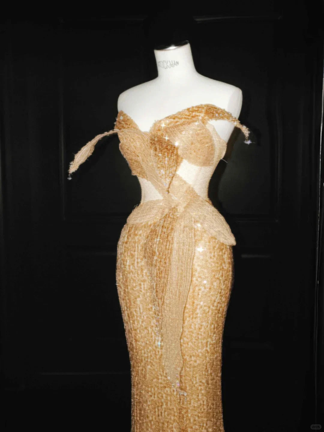 Vestido de Baile Longo de Sereia Dourado com Lantejoulas e Sem Alças Y8656