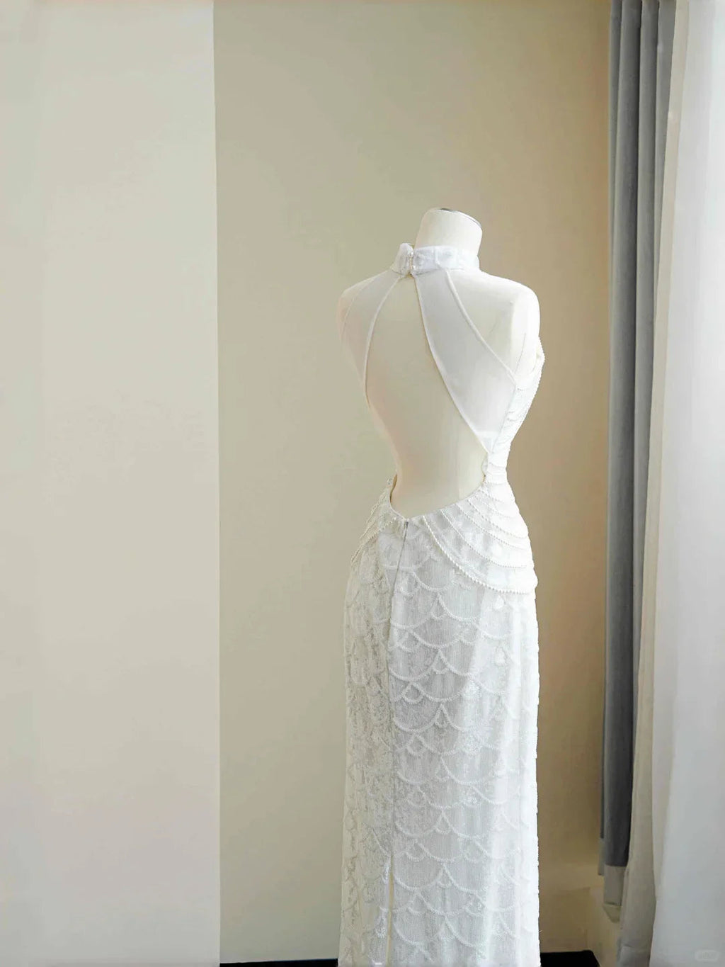 Abito lungo da sera elegante bianco con catena di perle e paillettes Y8670