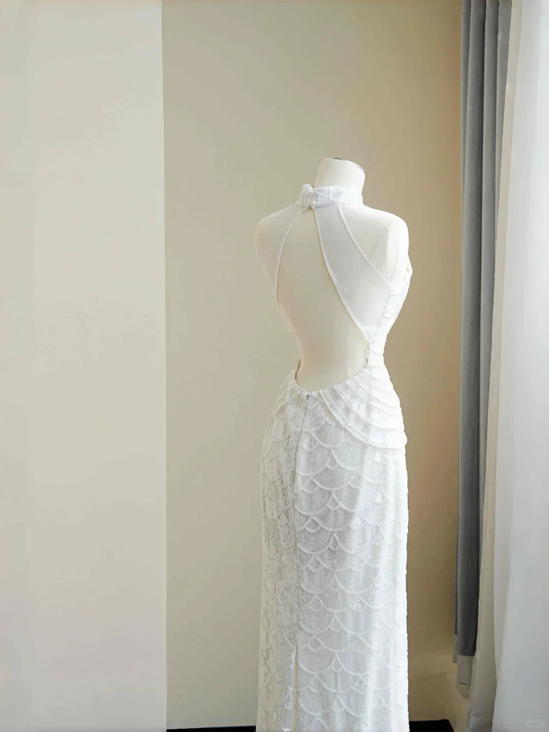 Abito lungo da sera elegante bianco con catena di perle e paillettes Y8670