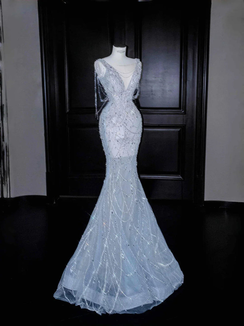 Abito da sera lungo a sirena con scollo a V, catena di perline e tulle blu sogno Y8665