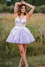 Kurzes Homecoming-Kleid aus Spitze mit tiefem Ausschnitt und V-Ausschnitt