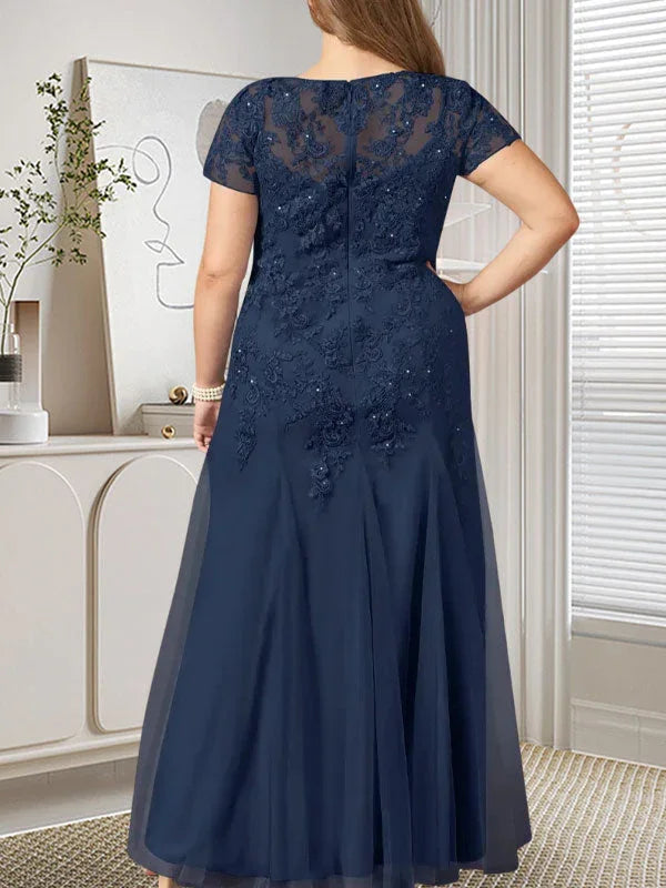 فستان تول مزين بحراشف لامعة برقبة دائرية بلون كحلي داكن على شكل حورية البحر