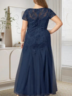 فستان تول مزين بحراشف لامعة برقبة دائرية بلون كحلي داكن على شكل حورية البحر