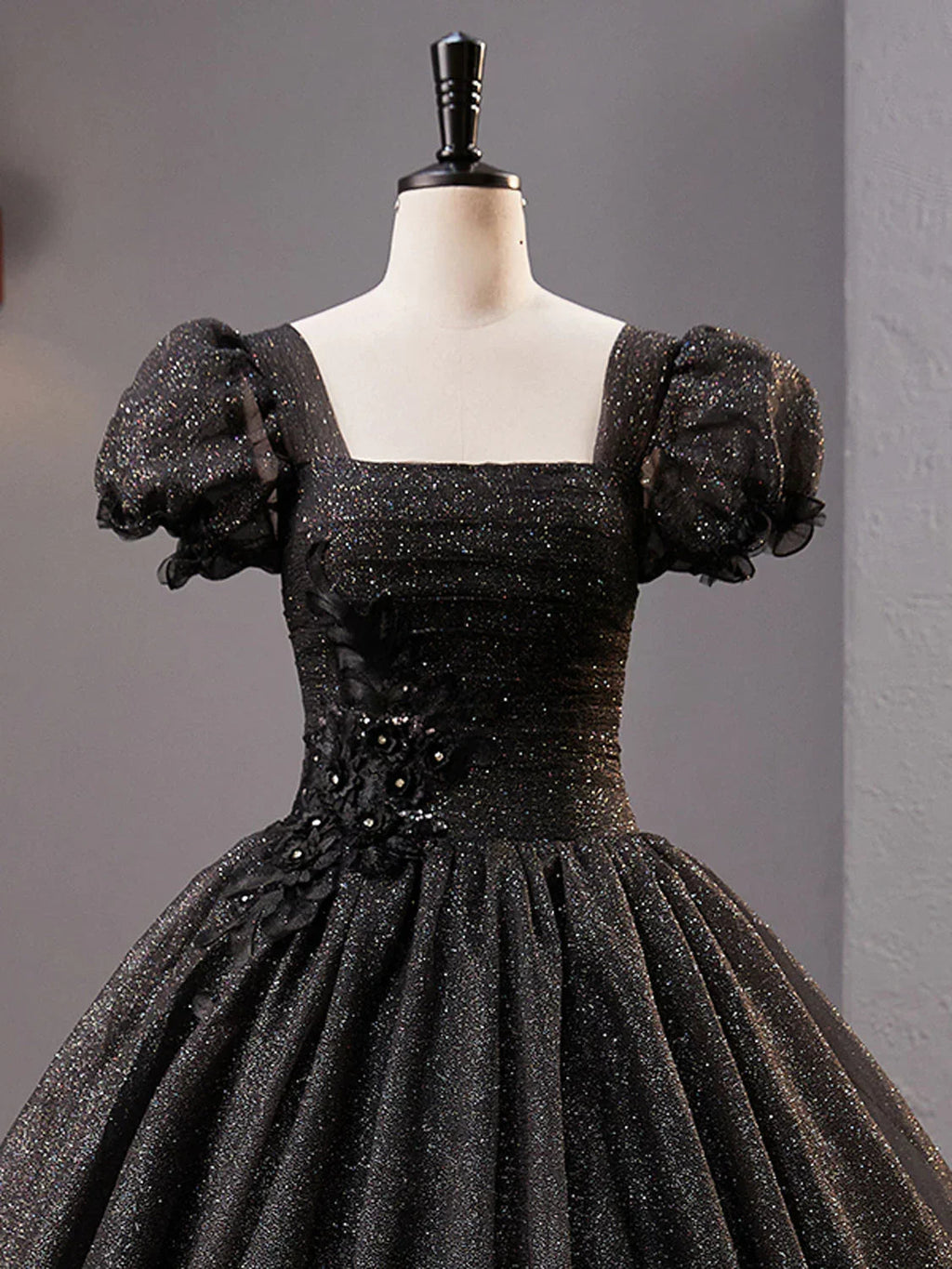 Abito lungo da sera nero lucido con scollo quadrato e tulle Y4386