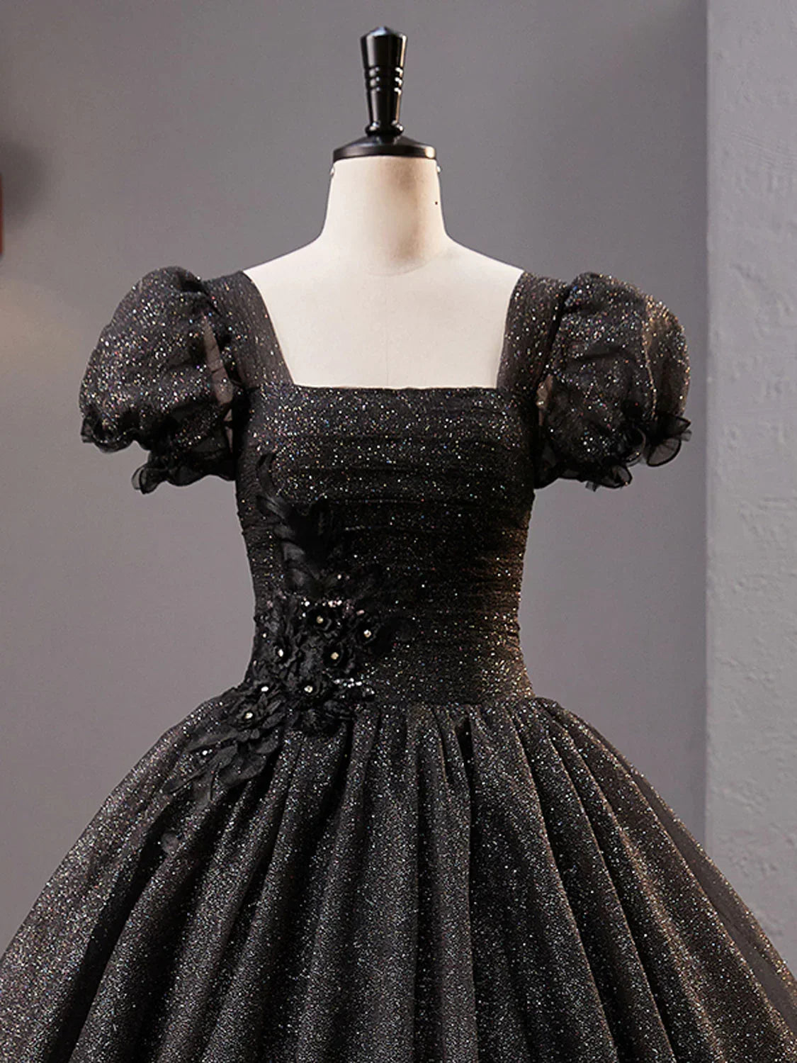 Abito lungo da sera nero lucido con scollo quadrato e tulle Y4386