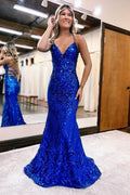 Vestido longo de baile azul real com decote em V, alças finas e costas descobertas, com lantejoulas