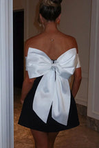 Robe courte décolletée asymétrique avec nœud ornemental et contraste séduisant