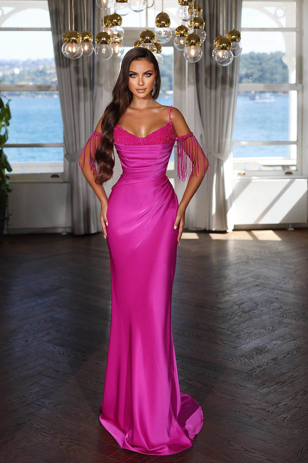 Abito da sera fucsia con spalline sottili, pieghettato, con nappe e paillettes