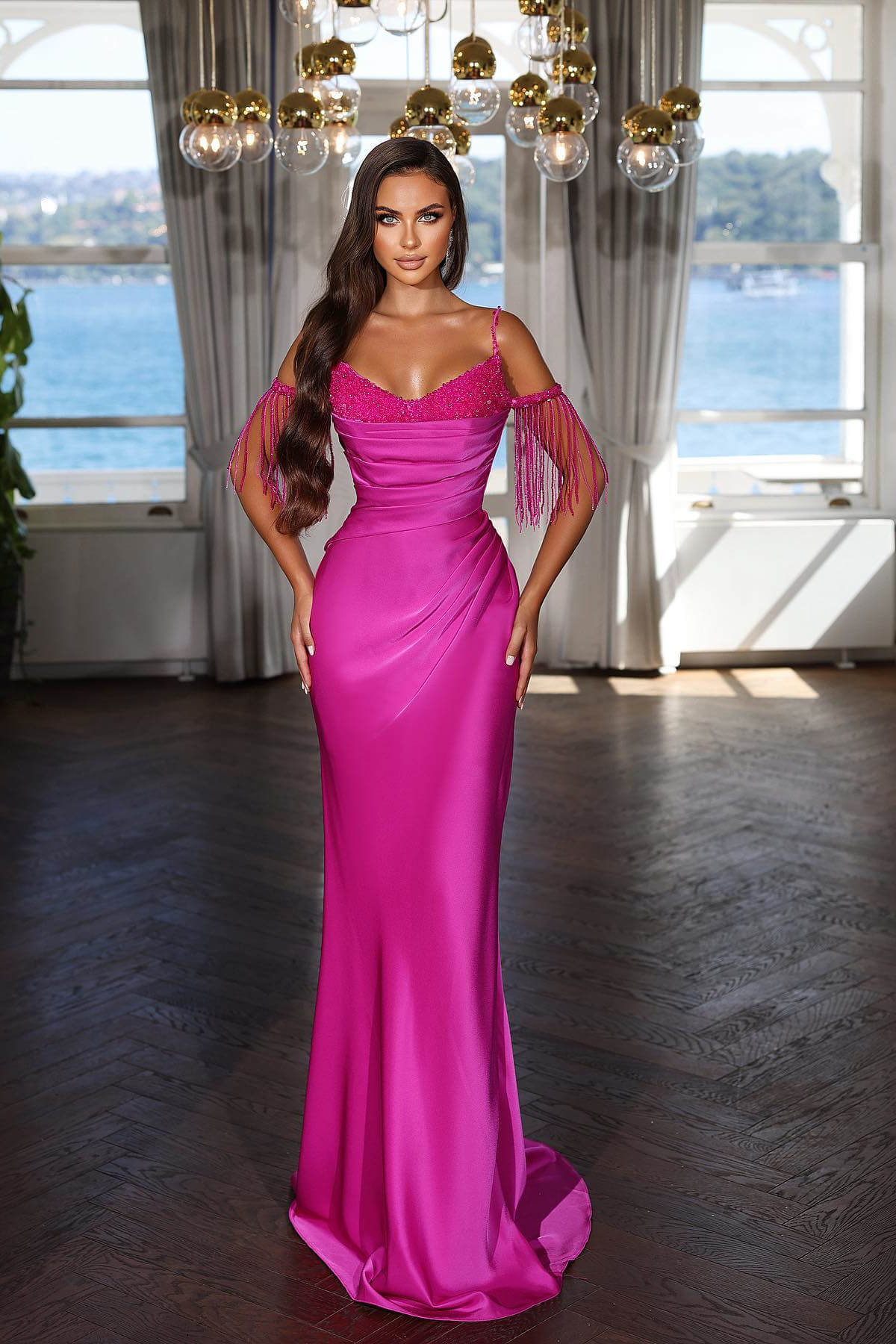 Abito da sera fucsia con spalline sottili, pieghettato, con nappe e paillettes