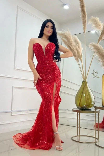 Abito da sera bordeaux a linea ad A, lungo fino al pavimento, in tulle, con spacco frontale e senza maniche, decorato con perline