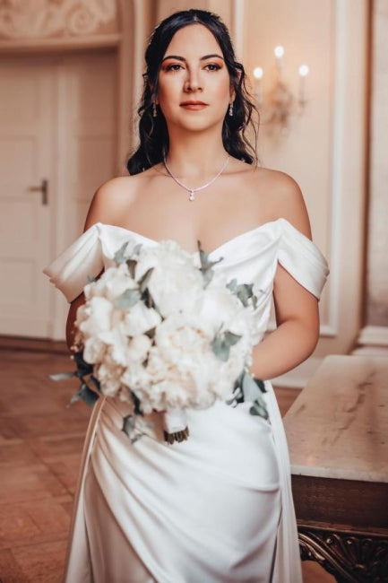 Abito da sposa elegante a linea ad A con scollo a V, spalle scoperte, spacco frontale e volant, senza spalline