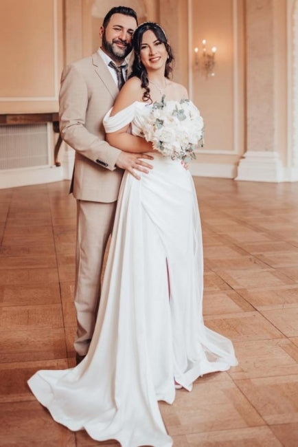 Abito da sposa elegante a linea ad A con scollo a V, spalle scoperte, spacco frontale e volant, senza spalline