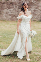 Abito da sposa elegante a linea ad A con scollo a V, spalle scoperte, spacco frontale e volant, senza spalline