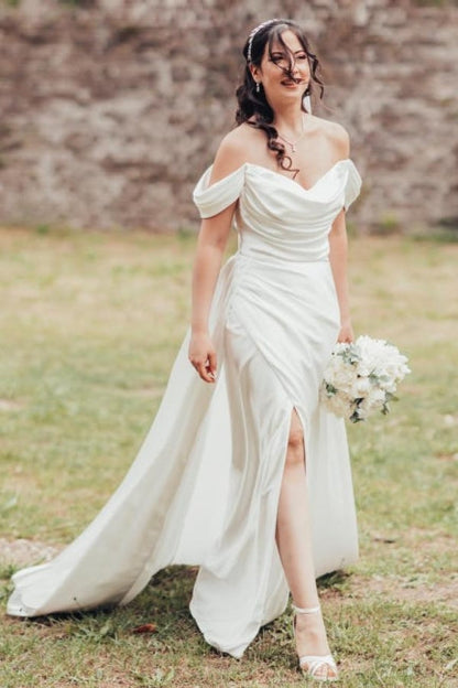 Elegantes A-Linien-Brautkleid mit V-Ausschnitt, schulterfrei, Schlitz vorn, trägerlos und Rüschen