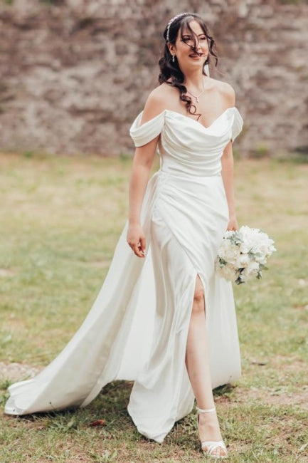 Elegantes A-Linien-Brautkleid mit V-Ausschnitt, schulterfrei, Schlitz vorn, trägerlos und Rüschen