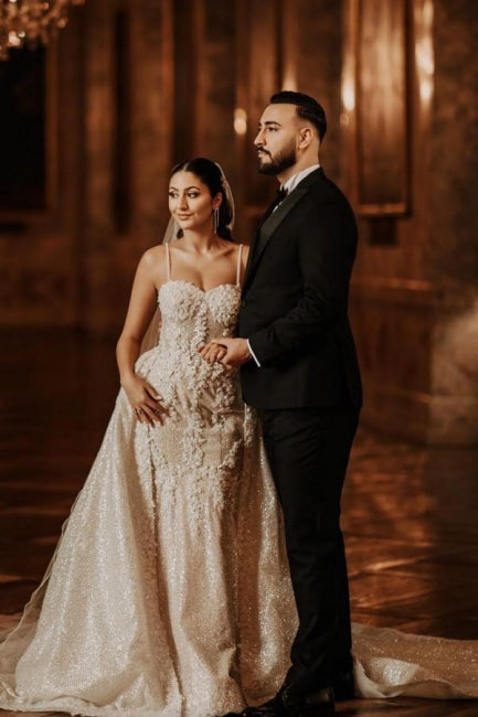 Abito da sposa a linea A, lungo fino al pavimento, in tulle macchiato, con scollo a cuore, spalline sottili e applicazioni
