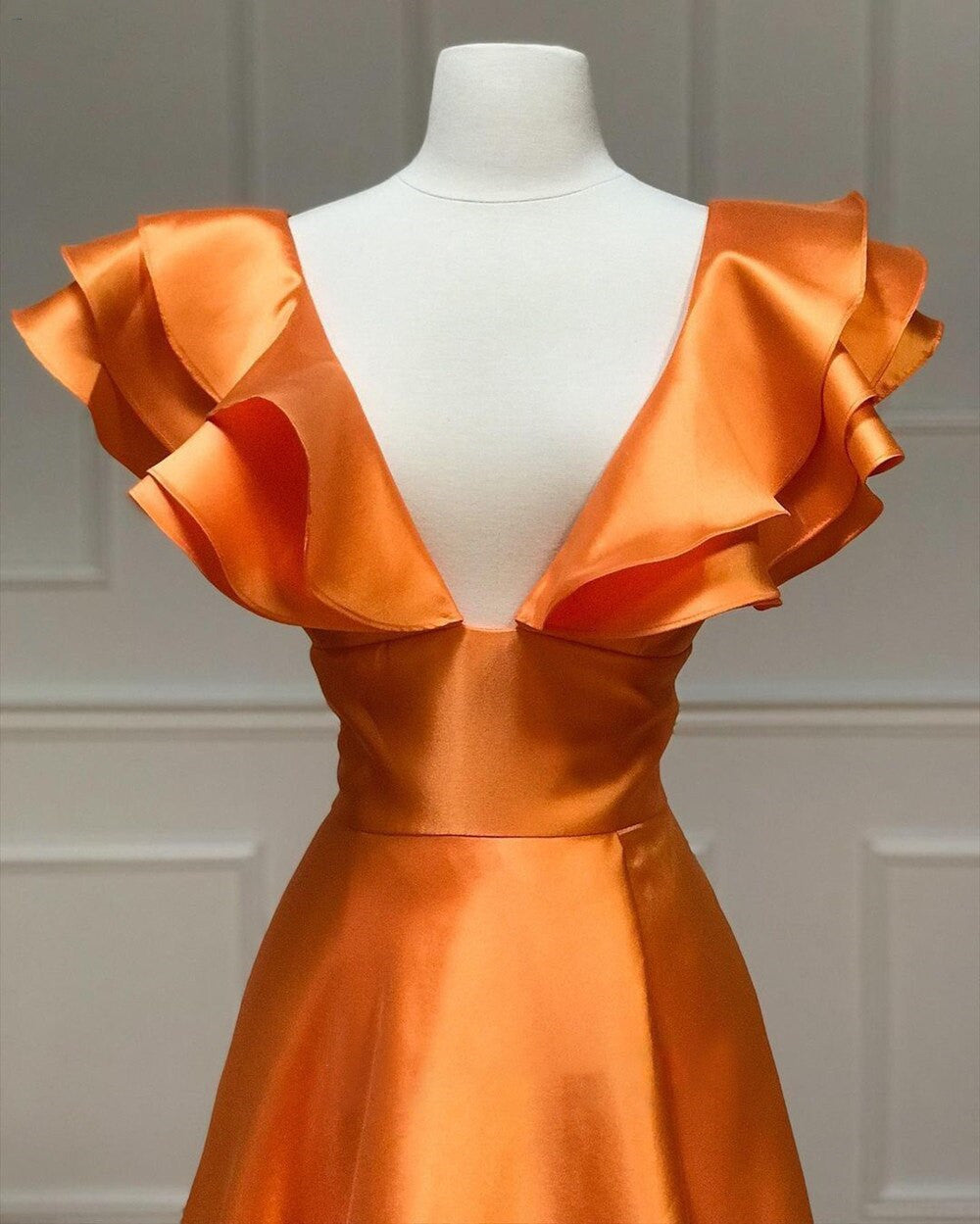 Robe de bal longue rose vif à col en V avec volants et coupe trapèze