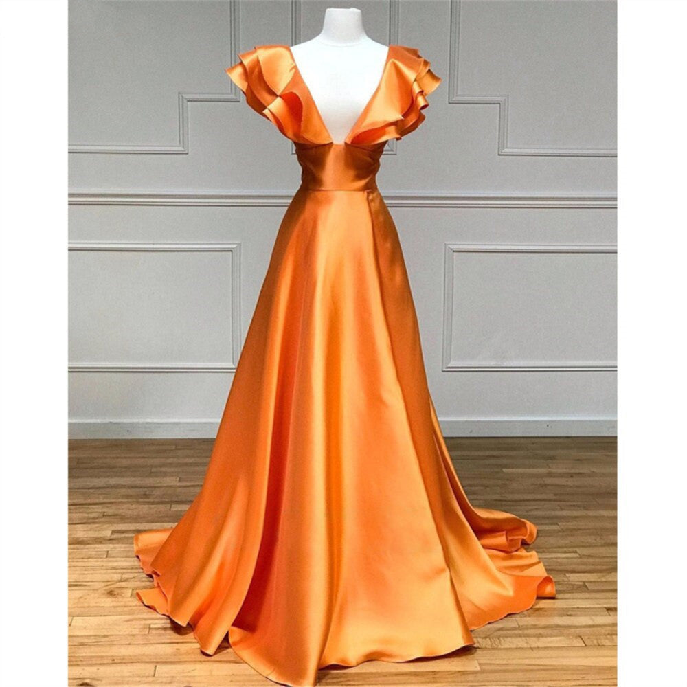 Robe de bal longue rose vif à col en V avec volants et coupe trapèze