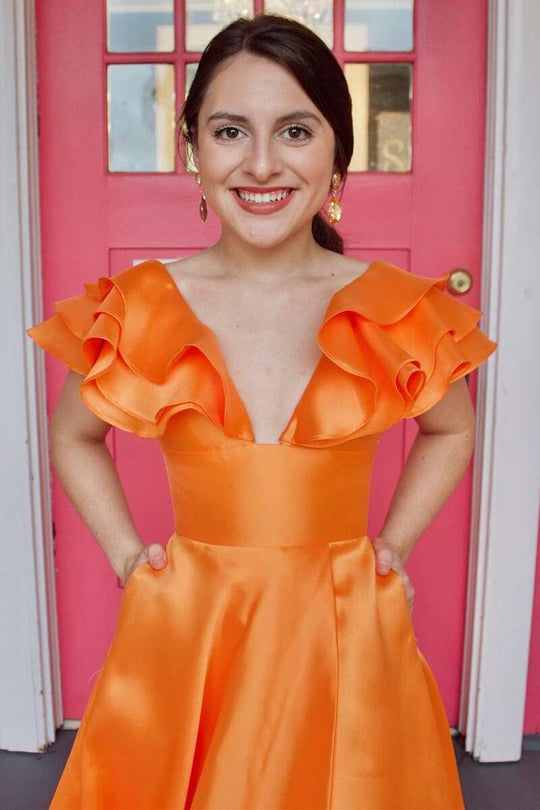 Robe de bal longue rose vif à col en V avec volants et coupe trapèze