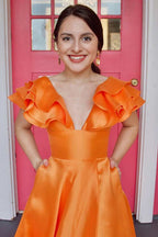 Robe de bal longue rose vif à col en V avec volants et coupe trapèze