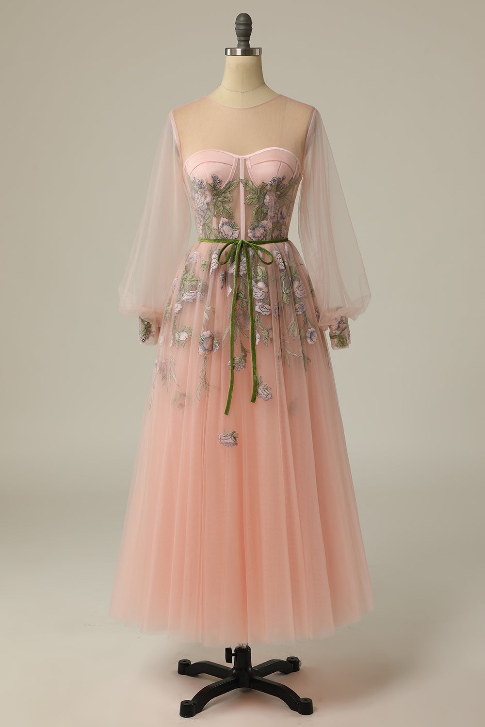 A-Linien-Ballkleid aus Tüll mit U-Ausschnitt und langen Ärmeln und Blumenstickerei
