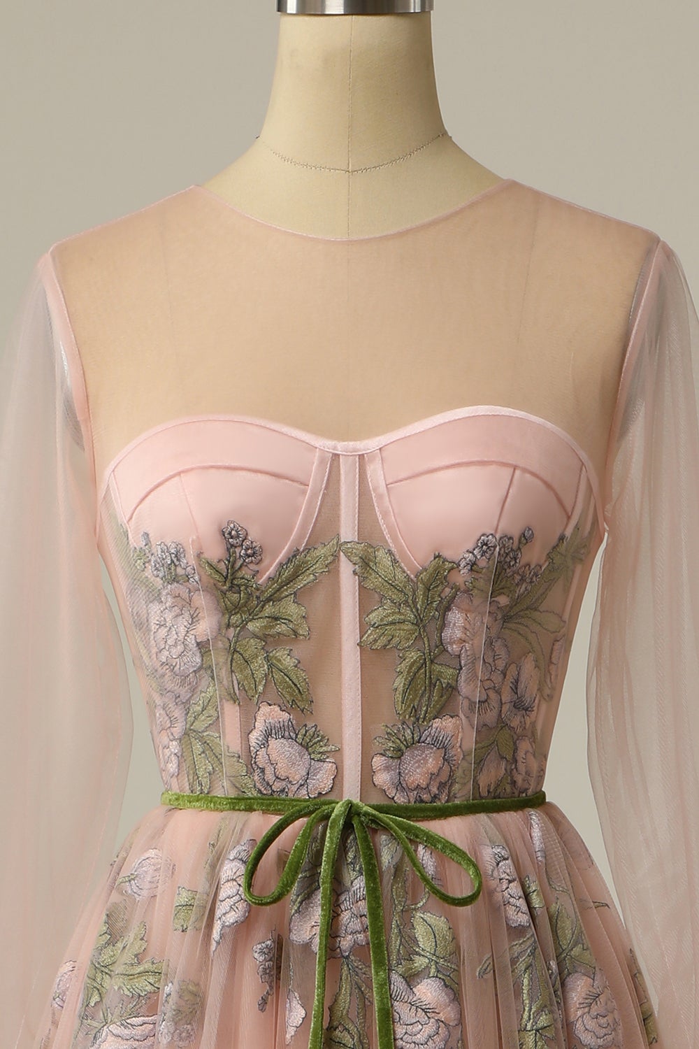 A-Linien-Ballkleid aus Tüll mit U-Ausschnitt und langen Ärmeln und Blumenstickerei