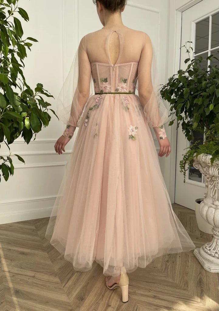 A-Linien-Ballkleid aus Tüll mit U-Ausschnitt und langen Ärmeln und Blumenstickerei