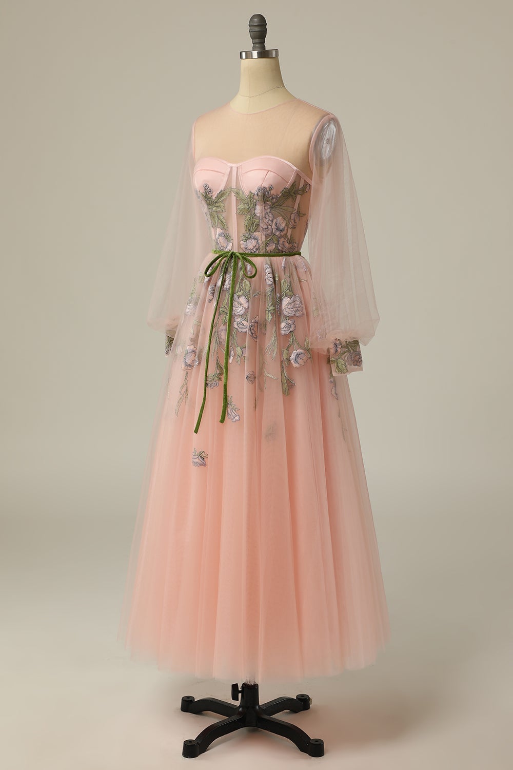 A-Linien-Ballkleid aus Tüll mit U-Ausschnitt und langen Ärmeln und Blumenstickerei