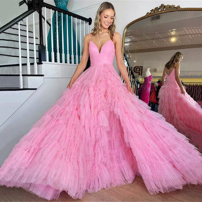 Vestido de fiesta de tul escalonado con tirantes finos y corte en A 