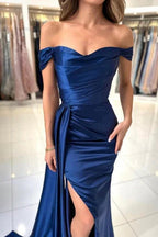 A-Linien-Abendkleid in königsblau mit herzförmigem Ausschnitt, vorderem Schlitz, schulterfrei und trägerlos, mit Rüschen