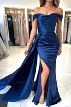 A-Linien-Abendkleid in königsblau mit herzförmigem Ausschnitt, vorderem Schlitz, schulterfrei und trägerlos, mit Rüschen