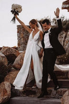 Vestido de novia de corte A, escote en V, abertura frontal, sin mangas y con volantes