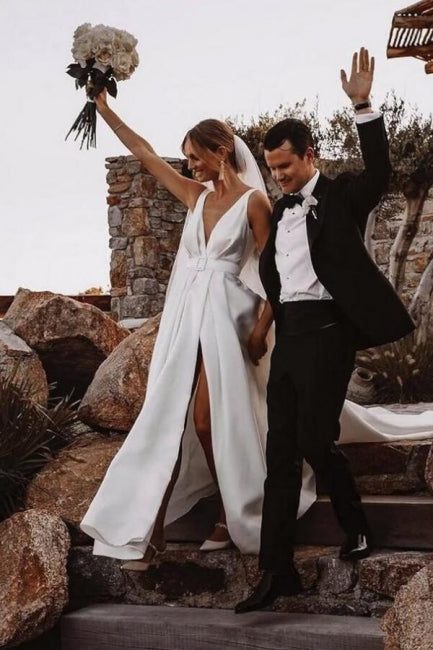 Vestido de novia de corte A, escote en V, abertura frontal, sin mangas y con volantes