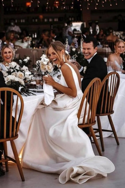 Vestido de novia de corte A, escote en V, abertura frontal, sin mangas y con volantes