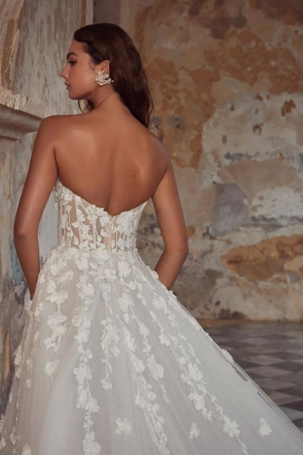 Abito da sposa a linea ad A, senza spalline, in tulle lungo fino al pavimento con applicazioni a cuore