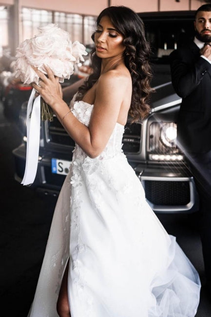 Abito da sposa a linea ad A in tulle senza maniche, lungo fino a terra, con scollo a cuore e spacco frontale, decorato con applicazioni