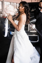 Abito da sposa a linea ad A in tulle senza maniche, lungo fino a terra, con scollo a cuore e spacco frontale, decorato con applicazioni