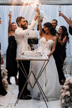 Abito da sposa a linea ad A in tulle senza maniche, lungo fino a terra, con scollo a cuore e spacco frontale, decorato con applicazioni