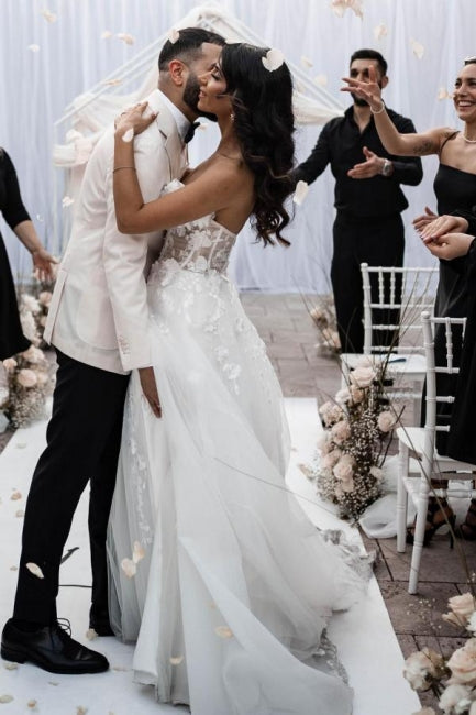 Abito da sposa a linea ad A in tulle senza maniche, lungo fino a terra, con scollo a cuore e spacco frontale, decorato con applicazioni