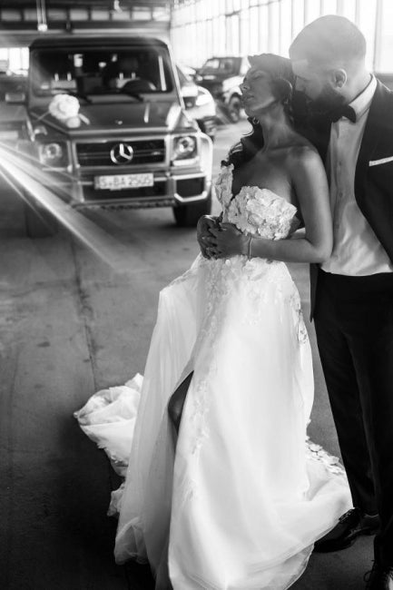 Abito da sposa a linea ad A in tulle senza maniche, lungo fino a terra, con scollo a cuore e spacco frontale, decorato con applicazioni