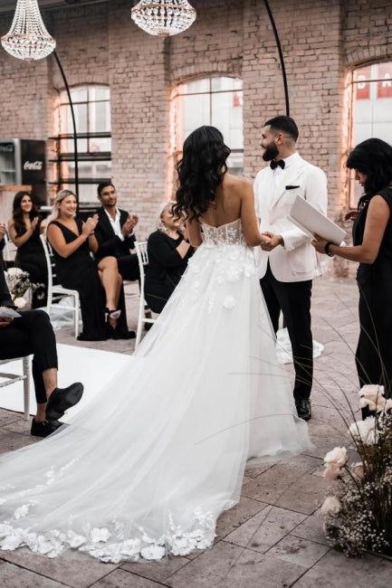 Abito da sposa a linea ad A in tulle senza maniche, lungo fino a terra, con scollo a cuore e spacco frontale, decorato con applicazioni